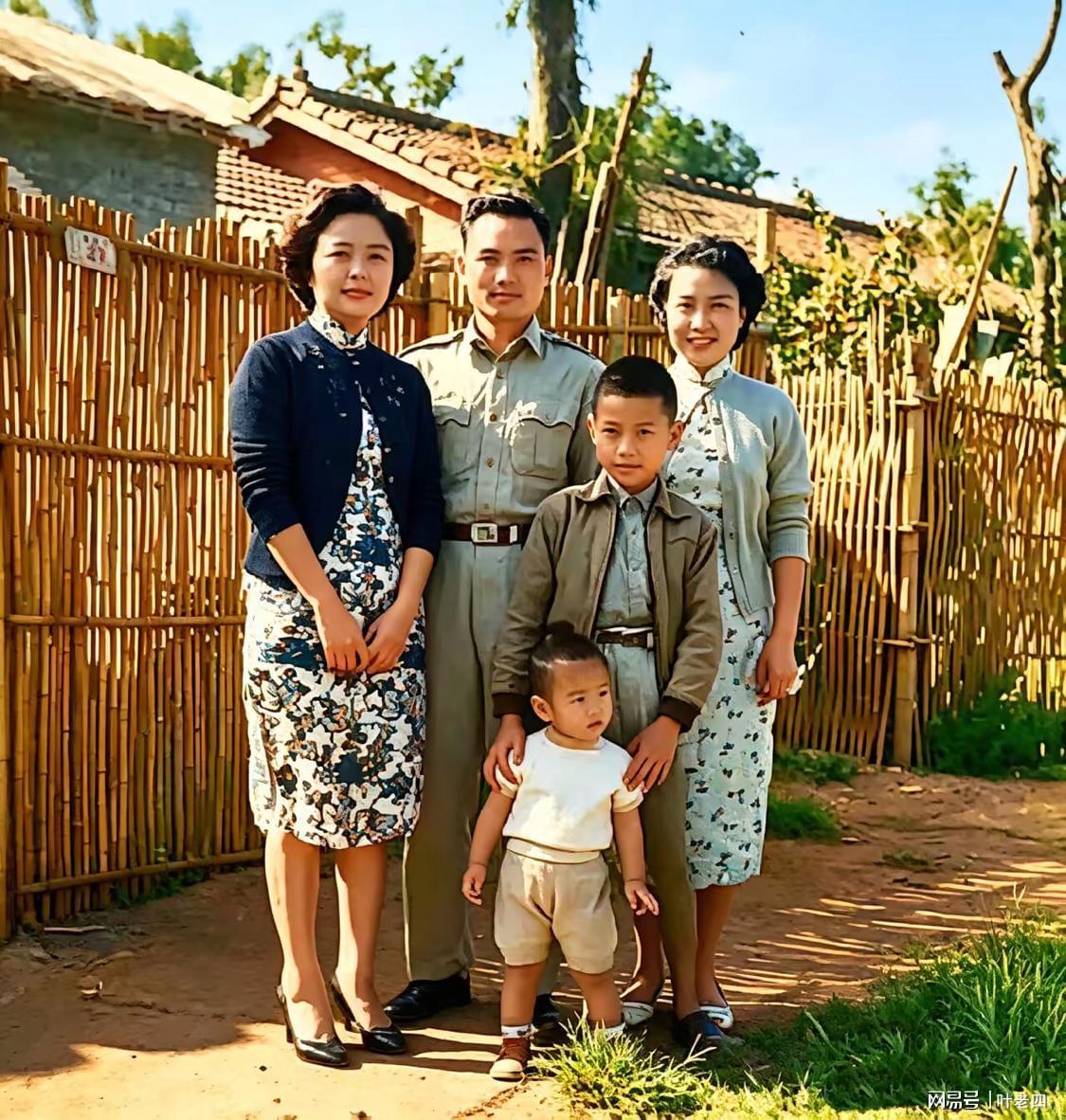 九游游戏-郑丽文和家人的一张合影,时间是1971年,地点是眷村。